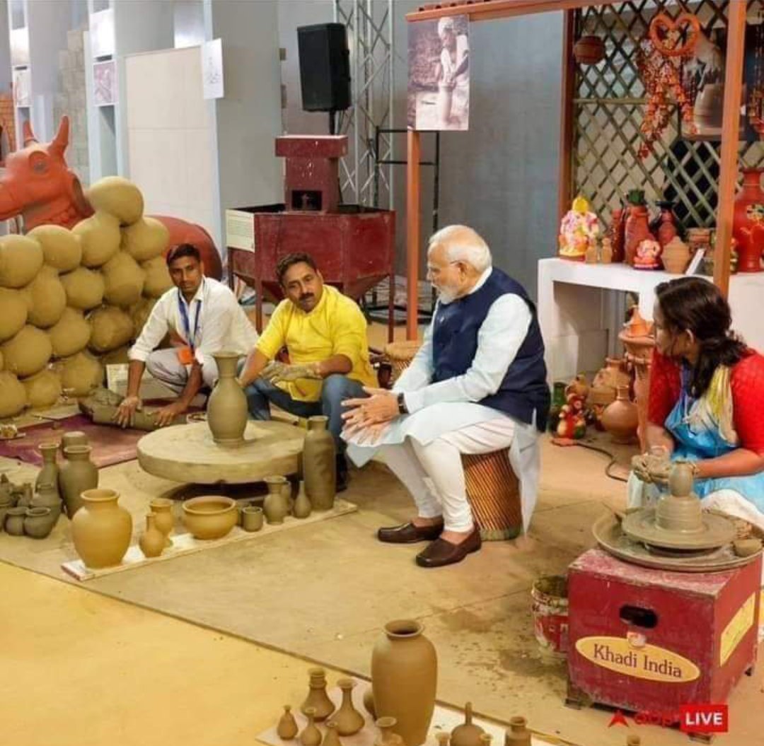 बहुत अच्छे!!
जो मोची बना था,वही कुम्हार के रोल में प्रकट हो गया।😀

कहां से सीखी ये बहरूपिया बाज़ी?