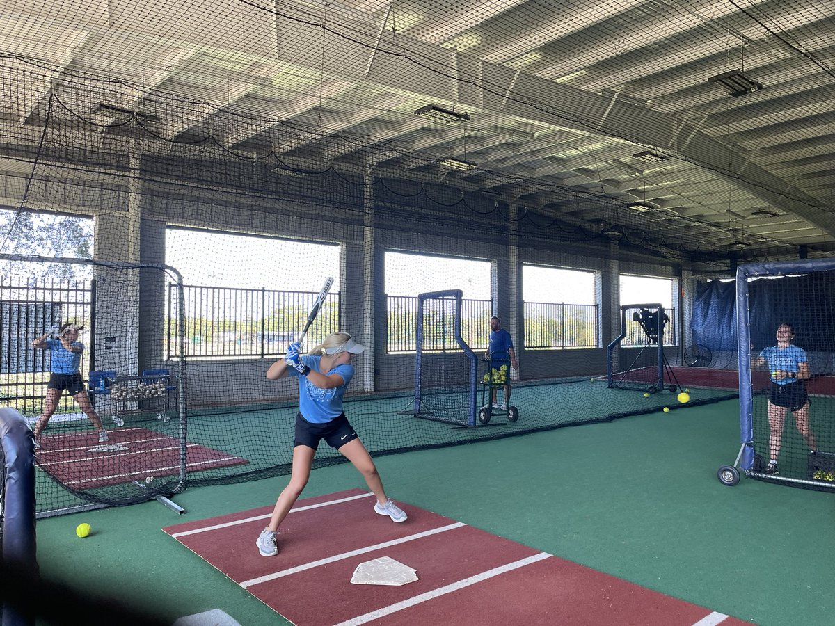 Fun day for <a href="/UWFSoftball/">UWF Softball</a> when <a href="/dafroe16/">David Renfroe</a> of <a href="/RawlingsSports/">Rawlings Baseball</a> comes to Pensacola. The girls got to try some of the new Rawlings and <a href="/EastonFastpitch/">Easton Fastpitch</a> bats to see which ones they may use this Spring.

#GoArgos #UWFSoftball #For4 #TeamRawlings #TeamEaston