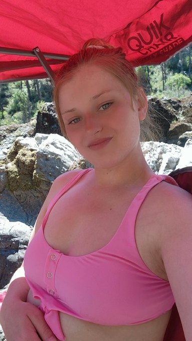 Who wants to cum on my face? 😋 https://t.co/cNjiF9iNB6