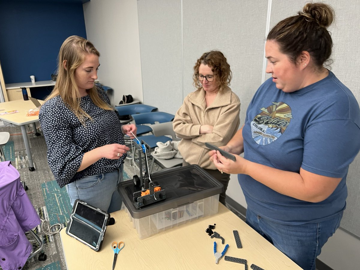 NickStoyas's tweet image. Day Two of #PLTWLaunch training! Today we learned about simple machines, sketching and designing our own prototypes!!  #WeAreD205