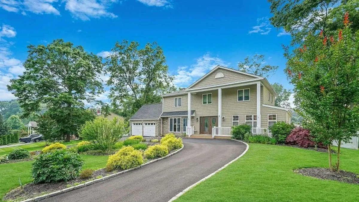 'Long Island home prices set records in August, and some of the highest mortgage rates in 20 years did little to slow down their momentum.' Read more from #Newsday: buff.ly/3sXocuh 

#onekeymls #theonesource #homeprices #housingmarket #longislandrealestate #lirealtor