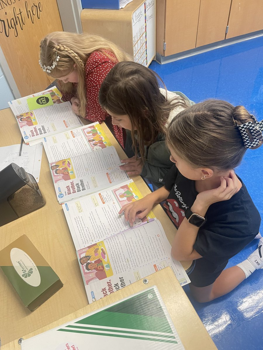 eosullivan_3's tweet photo. Using our reading voices and thinking voices while working with our reading buddies:)📖 @PamStokes609 #barnegatinspires #smekens https://t.co/xkpcZTrb45