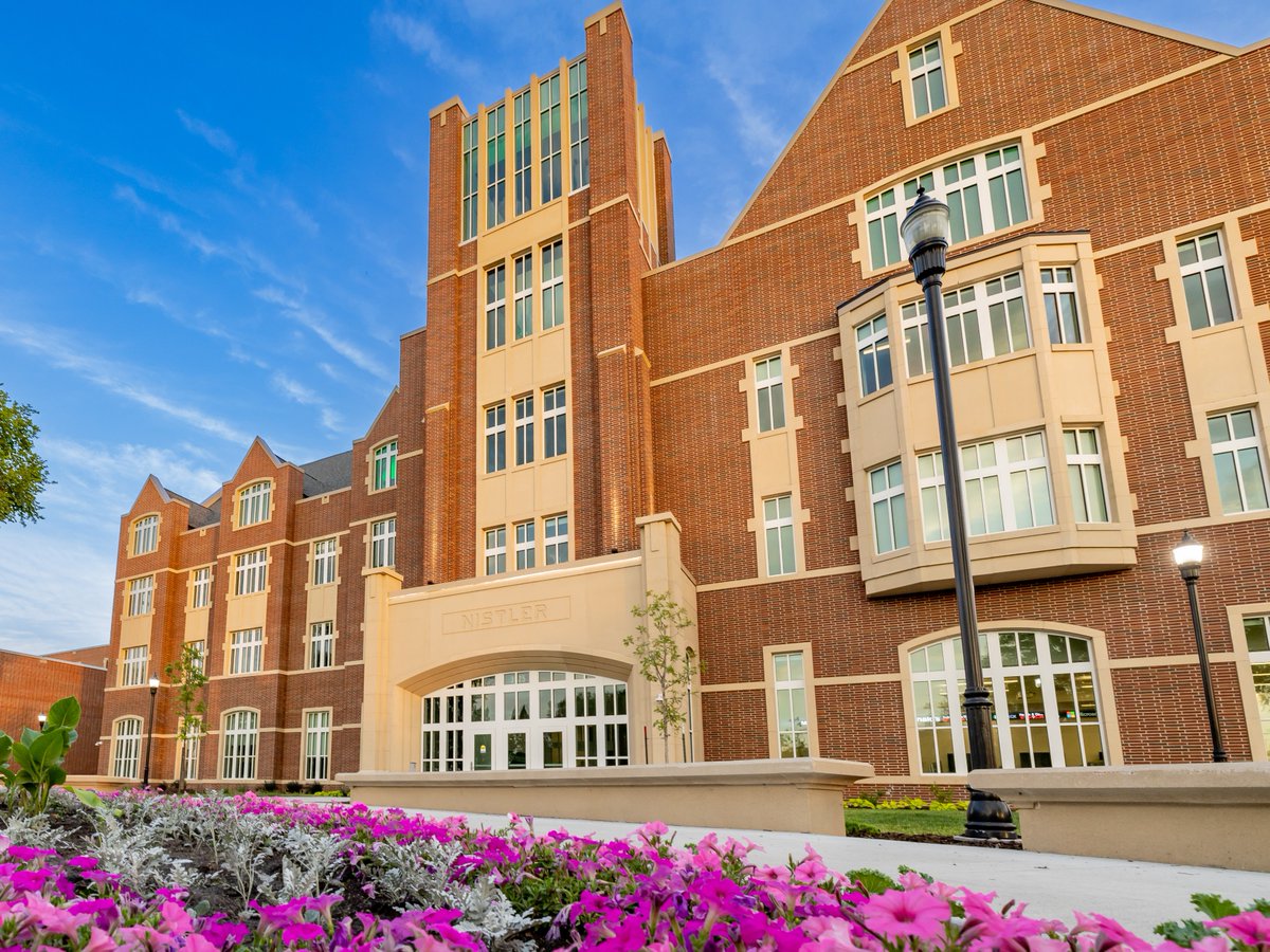 Nistler Hall is looking lovely this fall!☺️ 

#UNDproud #UNDbiz