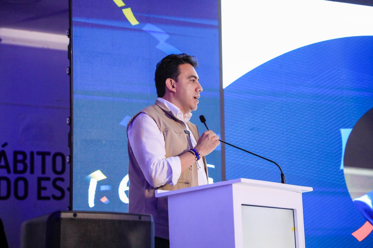 Registraduria's tweet photo. #EsNoticia | Desde Bojayá (Chocó) el registrador nacional, Alexander Vega Rocha, lanzó el Programa 'La Registraduría Conecta a Colombia', estrategia diseñada para llevar comunicación satelital a más de 200 municipios con nula o muy baja señal de comunicación en el país.

"Bojayá es emblemático para el país y es nuestro deber facilitar la participación de los ciudadanos en los procesos democráticos. Para el 29 de octubre tendremos en todo el país antenas satelitales 'Starlink' para la digitalización y transmisión de resultados. En Bojayá ya fue instalada y está funcionando. Aquí, además, tendremos teléfonos satelitales para reforzar la conectividad", aseguró. También anunció que habrá transporte fluvial a todos los corregimientos y caseríos de Bojayá. Vamos a garantizar  el transporte a todos los puestos y mesas para que los ciudadanos que quieran votar no dependan de candidatos. También habrá transporte gratuito para jurados y testigos electorales", explicó Vega Rocha.

El registrador nacional anunció que los puestos y mesas de votación proyectados en Bojayá se mantendrán en los corregimientos y que se abrirían mesas diferenciales para comunidades indígenas. "Reforzaremos la pedagogía electoral. Elijan a conciencia, cambien la historia, su voto cuenta. Las elecciones son lo más sagrado de la democracia. Lo que aquí sucedió hace unos años no se puede repetir. La Registraduría llegó para quedarse, así le cumplimos a Bojayá y a la Corte Constitucional que le ordenó al Estado la protección de la comunidad. El Estado es de ustedes, los habitantes de Bojayá", enfatizó. Por su parte, los residentes del municipio expresaron su agradecimiento porque por primera vez en su historia un registrador nacional llegó a Bojayá. "Luego de esta visita nos da más confianza en ir a las urnas", concluyeron.

@mindefensa, @MinInterior, @Ministerio_TIC, @PGN_COL, @FiscaliaCol, @CGR_Colombia, @DefensoriaCol, @PoliciaColombia, 
@COL_EJERCITO, @ArmadaColombia,
@GobChoco y @moecolombia.

Somos #GarantesDeLaDemocracia 🇨🇴