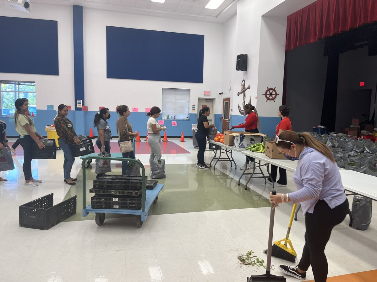 MonicaBa15's tweet photo. Thank you wonderful volunteers for showing up this morning. We were able to serve 150 families. Thank you @BrighterBites for this wonderful partnership! @justin_ritsema @Deanda_HISD https://t.co/4HyzSnOOSL