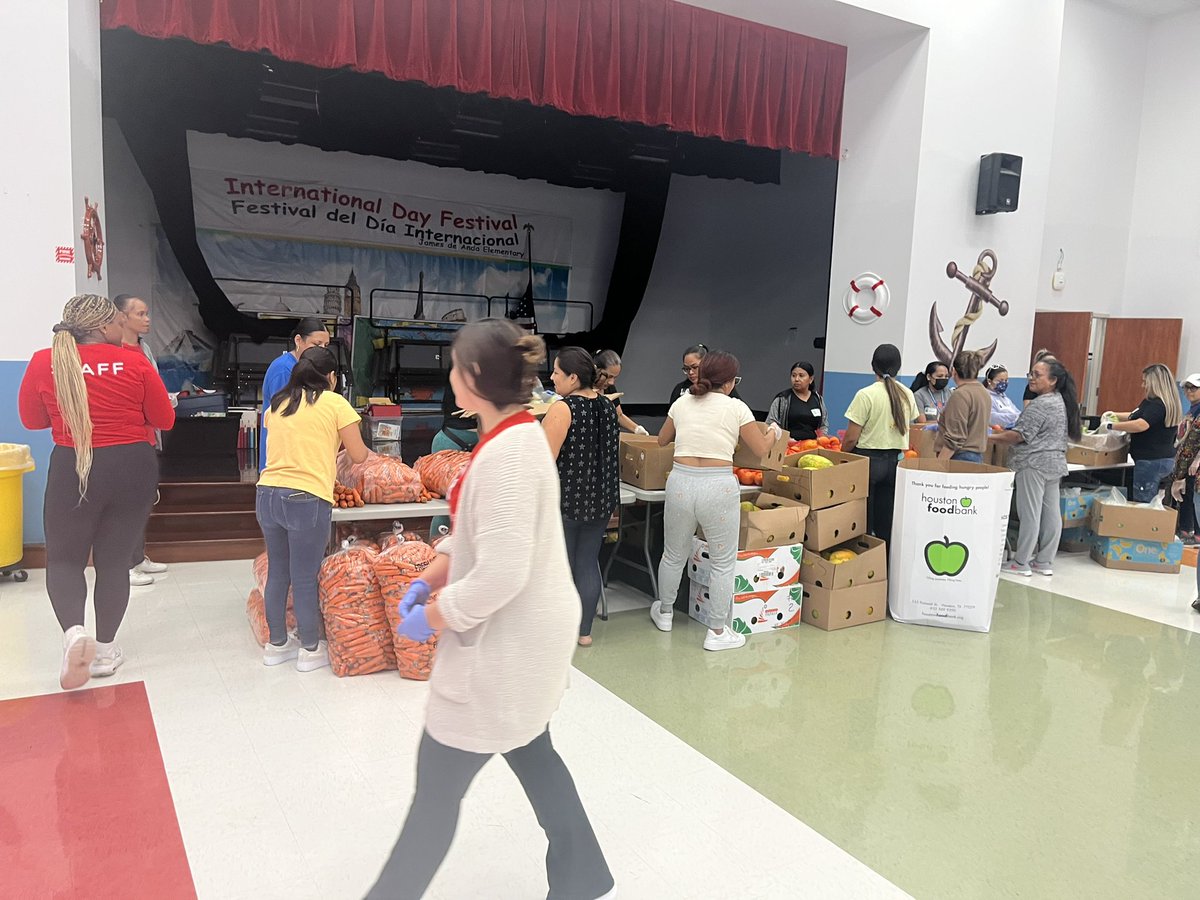 MonicaBa15's tweet photo. Thank you wonderful volunteers for showing up this morning. We were able to serve 150 families. Thank you @BrighterBites for this wonderful partnership! @justin_ritsema @Deanda_HISD https://t.co/4HyzSnOOSL
