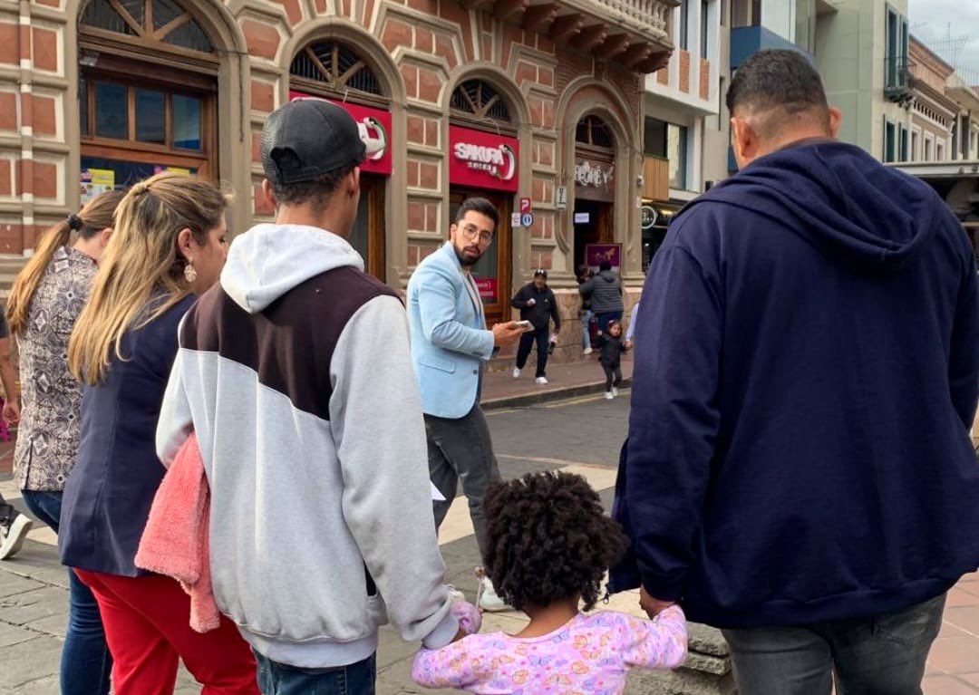 Frente al video de una niña en las calles de Cuenca, que circuló en redes sociales, dispuse a nuestro equipo de @InclusionEc activar los protocolos y articular acciones con la DINAPEN y otras instituciones para brindarle atención inmediata a fin de restituir sus derechos.