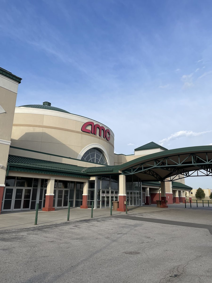 thighs_white's tweet photo. The fun continues! AMC Council Bluffs 17 #AMC #AMCTheatres #AMCTour https://t.co/HsunOREpoM