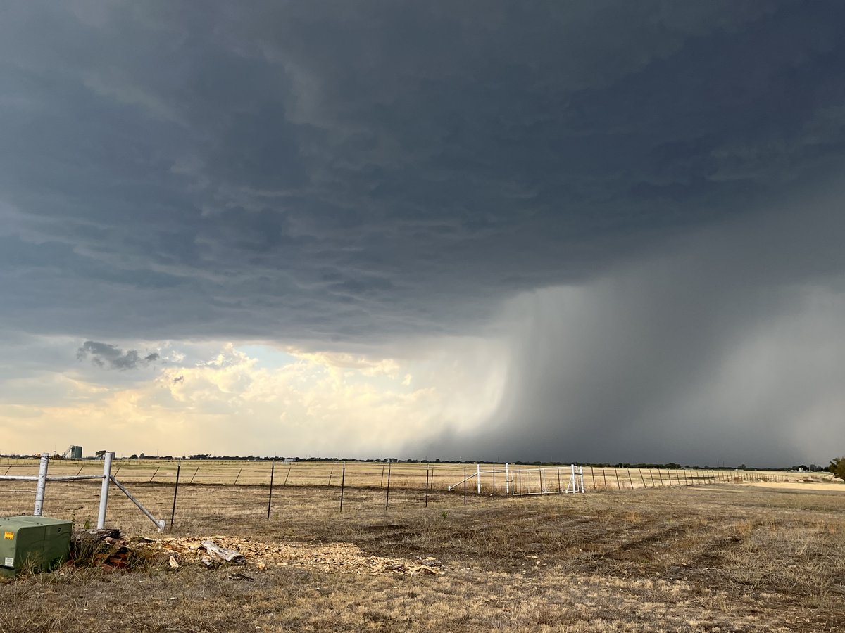 rthooper's tweet photo. @ReedTimmerAccu @ConnorWX Here's pictures of the storm from about 10 minutes ago taken from Ponder, TX looking N/NW. @ReedTimmerAccu https://t.co/ZKBRfi2xjD