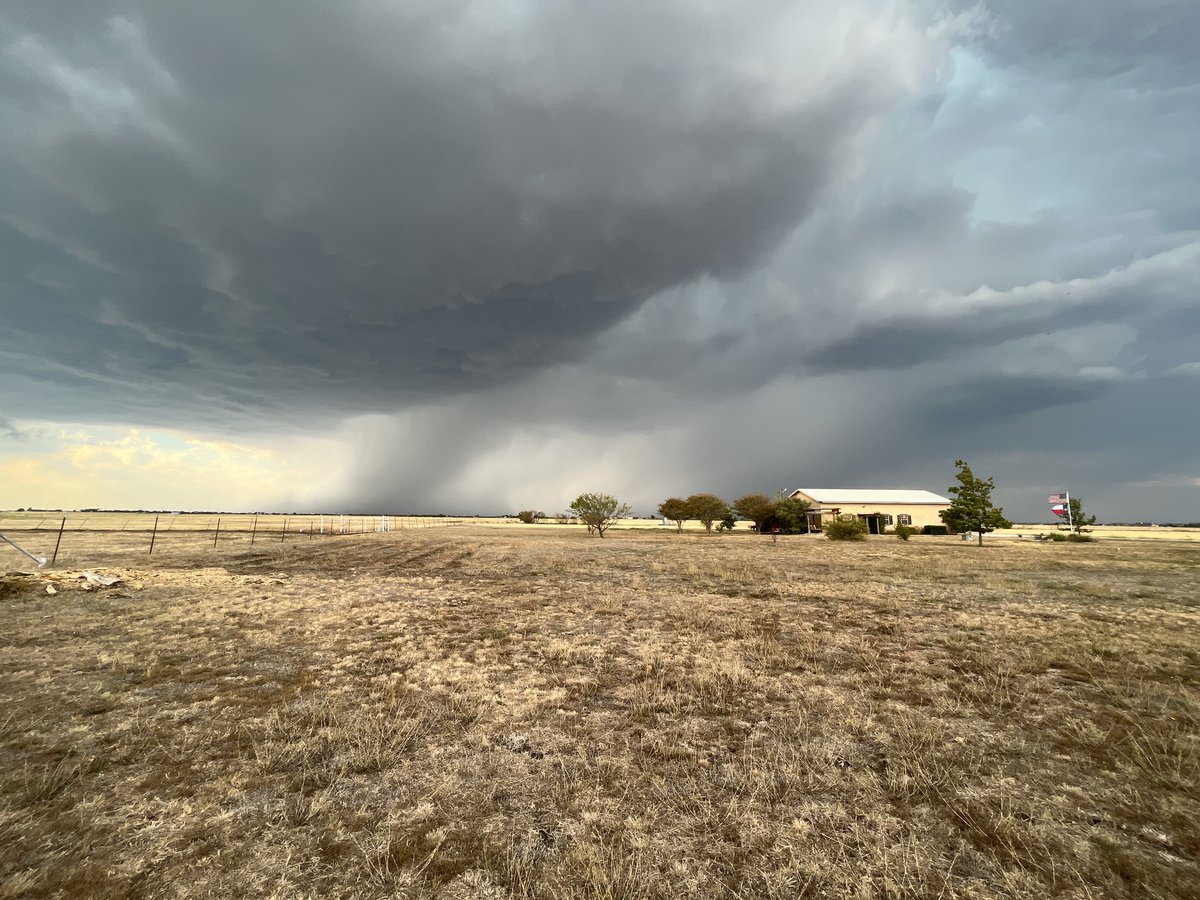 rthooper's tweet photo. @ReedTimmerAccu @ConnorWX Here's pictures of the storm from about 10 minutes ago taken from Ponder, TX looking N/NW. @ReedTimmerAccu https://t.co/ZKBRfi2xjD