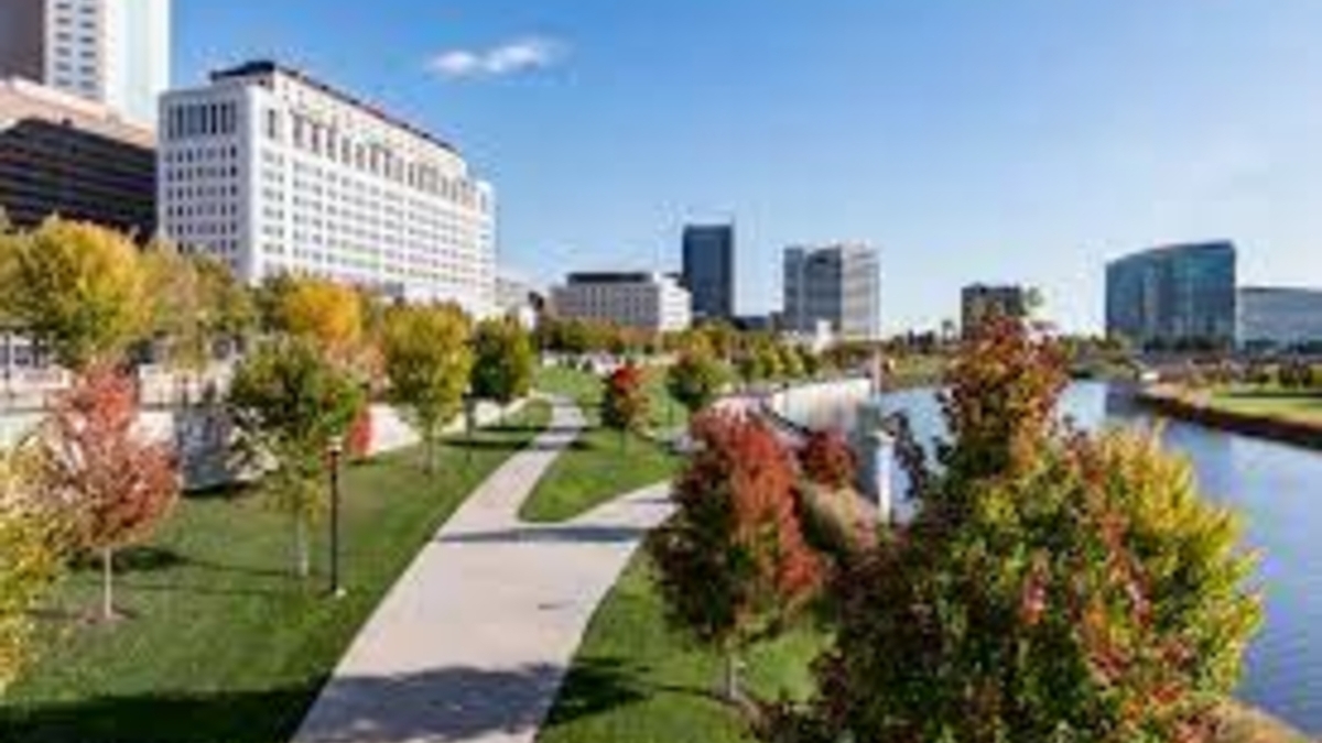 Looking to enjoy the #outdoors while staying with us? Just walking distance away from the hotel is the Scioto Mile. This lovely path is perfect for an evening walk, a #morningjog, or a #bikingtrail.