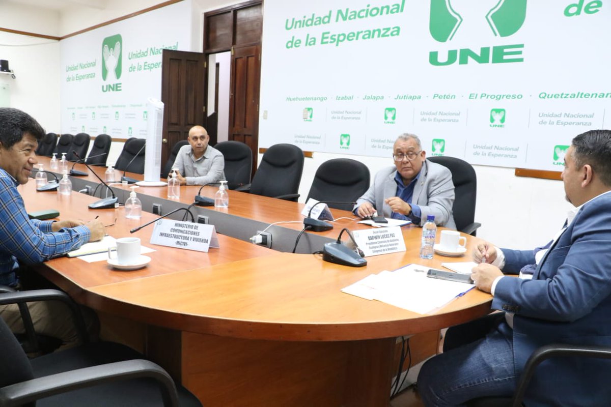 La Comisión de Ambiente, Ecología y Medio Ambiente, instancia presidida por el diputado Darwin Lucas, se reúne con el viceministro de Infraestructura del @CIVguate, con el propósito de fiscalizar los avances en los trabajos de mantenimiento de diferentes tramos carreteros en el