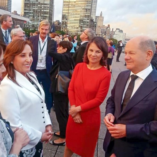 presidenciaperu's tweet photo. ✅La presidenta Dina Boluarte sostuvo un encuentro con el canciller alemán, Olaf Scholz, en la recepción que ofreció por el 50.° aniversario de la incorporación de Alemania a las Naciones Unidas. Ambas autoridades dialogaron sobre el fortalecimiento de la relación bilateral. 🇺🇳🇵🇪 https://t.co/ATIHeLZe2v