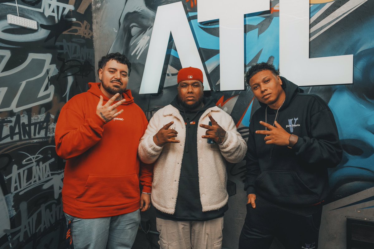 droppingboyz's tweet image. Ferrugem, pericles e Thiaguinho 🫵🏿🤣