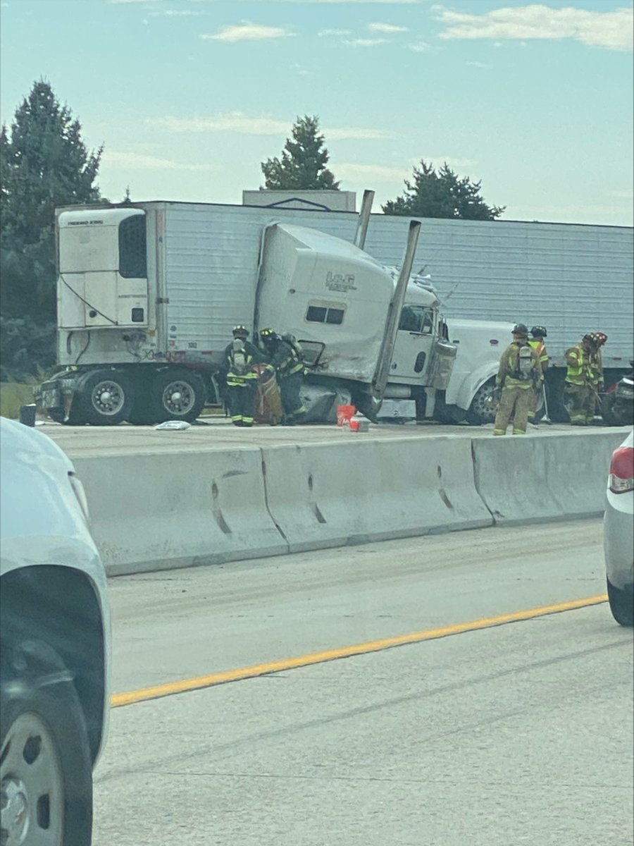 All lanes remain closed on I-84 eastbound at the Meridian Rd. interchange through Eagle Rd. exit. 
#Idaho #traffic #news