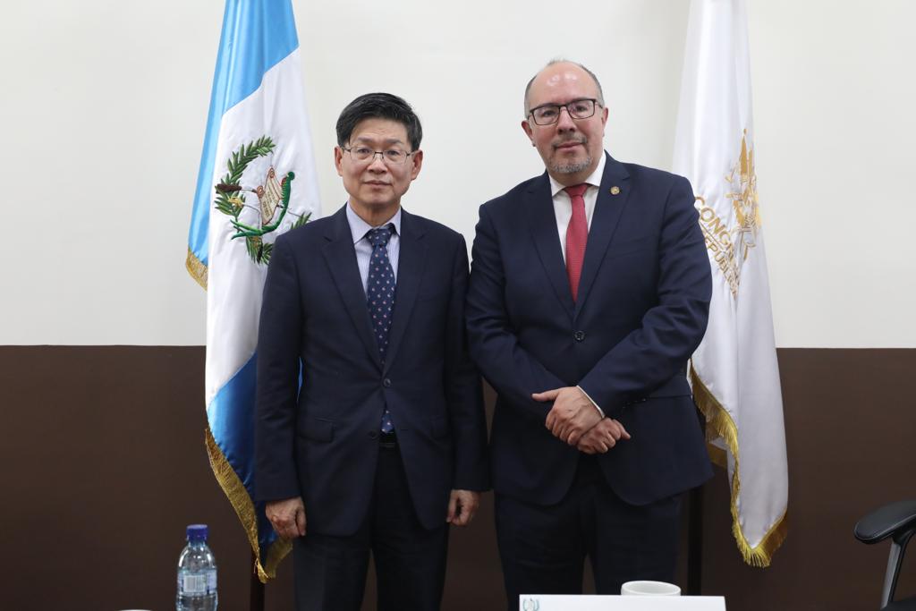 CongresoGuate's tweet photo. El diputado Estuardo Rodríguez-Azpuru se reúne con el señor Joonho Cheon, embajador Extraordinario y Plenipotenciario de Corea en Guatemala, y con el presidente de la Cámara Guatemalteca Coreana de Comercio. https://t.co/2CwfVEaUA1