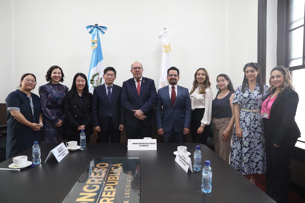 CongresoGuate's tweet photo. El diputado Estuardo Rodríguez-Azpuru se reúne con el señor Joonho Cheon, embajador Extraordinario y Plenipotenciario de Corea en Guatemala, y con el presidente de la Cámara Guatemalteca Coreana de Comercio. https://t.co/2CwfVEaUA1
