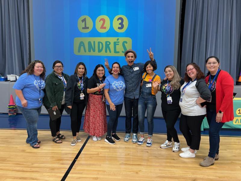 Una visita especial para nuestros estudiantes! ¡Que divertido! 
A special visit from @123conandres  for our students! 🎶 🎷 <a href="/herrera01twi/">Mrs. Herrera</a> <a href="/LaMaestraDavis/">Mrs. Erica Reyes-Davis</a> <a href="/AdriC_5TWI/">Adri</a> #dist126#duallanguage#twi#stony126