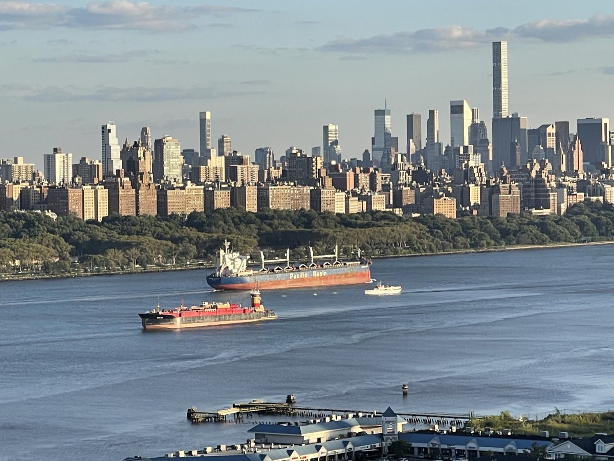 BasilKaratzas's tweet photo. Steaming downstream in Hudson River, #supramax bulker MV 'Barracuda Island' of @PacificBasin photographed against #Manhattan skyline and NYC and tugs and tank barges MV Curtis #Reinauer and MV Lincoln Sea and #DBL140 of #KirbyCorporation #KaratzasImages #RTC #shipping https://t.co/cBg0ubg7HN