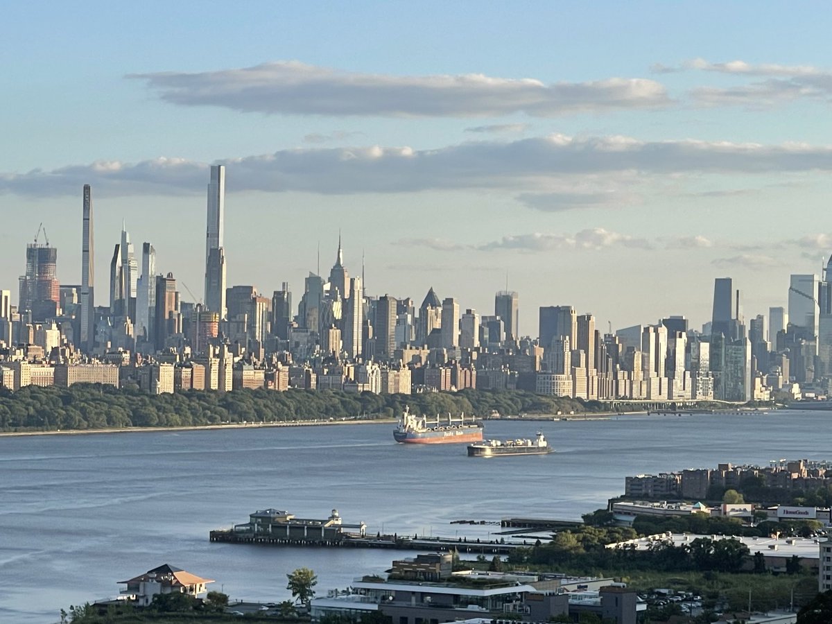 BasilKaratzas's tweet photo. Steaming downstream in Hudson River, #supramax bulker MV 'Barracuda Island' of @PacificBasin photographed against #Manhattan skyline and NYC and tugs and tank barges MV Curtis #Reinauer and MV Lincoln Sea and #DBL140 of #KirbyCorporation #KaratzasImages #RTC #shipping https://t.co/cBg0ubg7HN