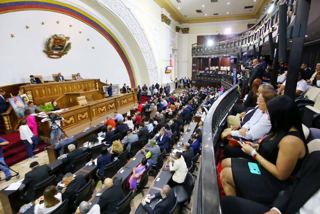 MovimientonTCR's tweet photo. #19Sep || Diputado Pedro Lander presenta el  Proyecto de Acuerdo por el sensible fallecimiento del Dramaturgo Roman Chalbaud.

@NicolasMaduro 
@pinfantea 
@AmkValentina 
@delcyrodriguezv 
@ConCiliaFlores 
@jorgerpsuv 
@antvvenezuela 
@@VTVcanal8 
@PedroLanderM 
@VTVNoticias https://t.co/OFvkhPVVrh