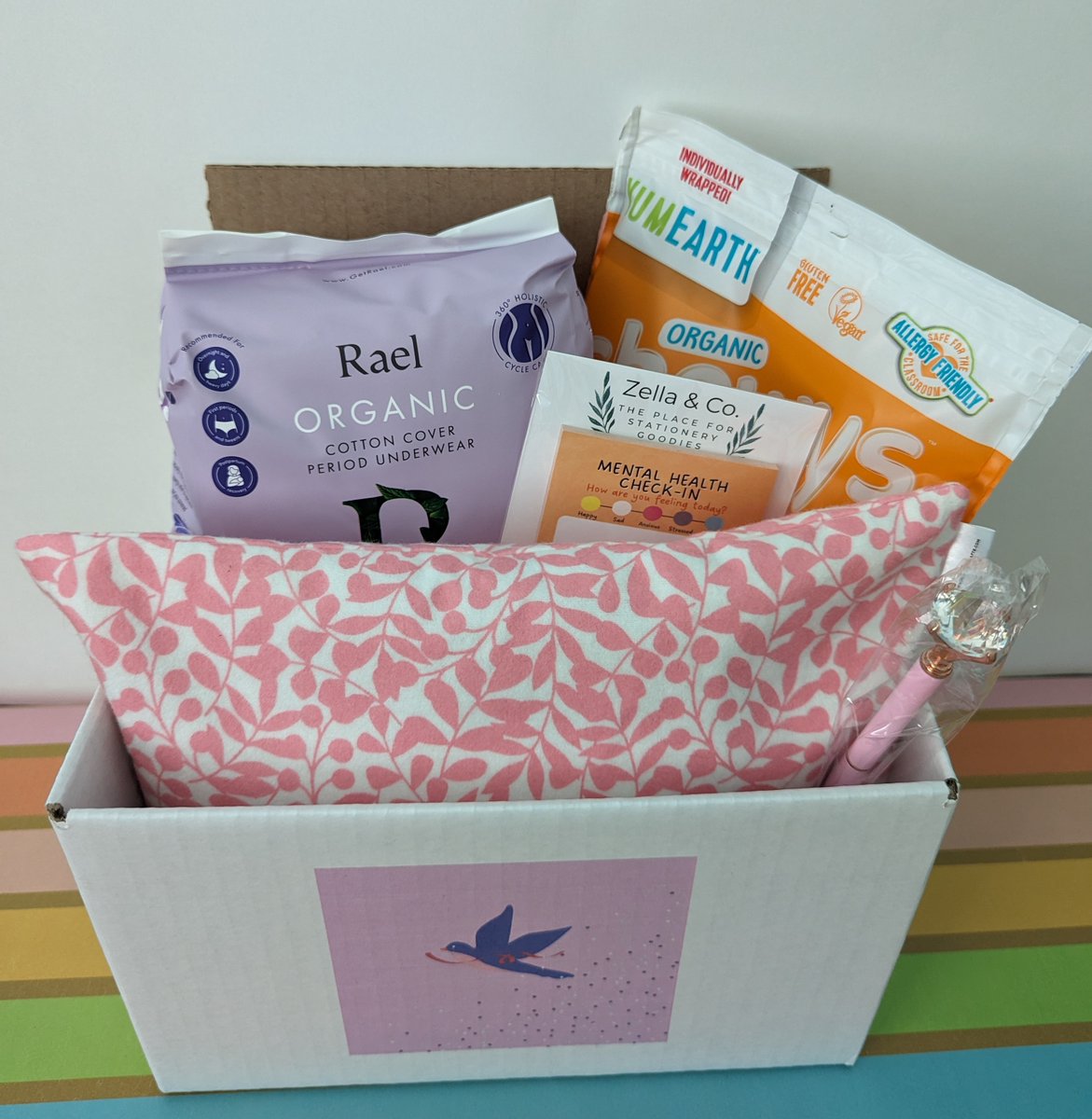AmbersCare_'s tweet photo. Heating pads, period underwear, fruity snacks, and a space to record your thoughts and feelings...If these things sound good to you, check out Amber's Care Period Box! Purchase a box in the next two weeks to get 45% OFF! Link in bio. #heatingpads #periodunderwear #pms #periods https://t.co/buhVWIYfoW