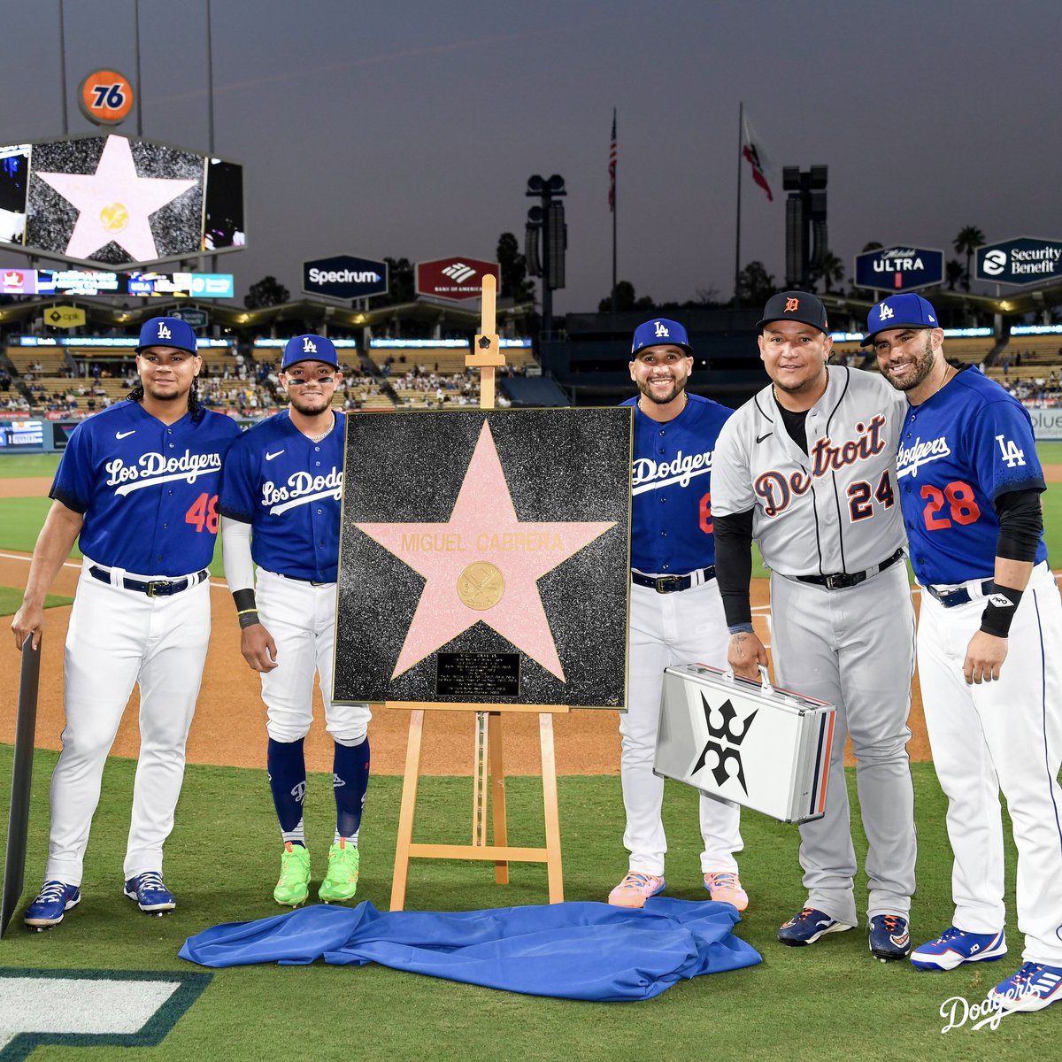 Dodgershaiku1's tweet photo. 9/18/23 haiku #149
Tigers 3 Dodgers 8
Cabrera honored
Freeman 20-20 club
Just Dingers X2
#miguelcabrera #freddiefreeman
#homeruns #jdnmartinez (2) #miguelrojas #jakerogers #dodgerstadium https://t.co/k92NMKNG3j