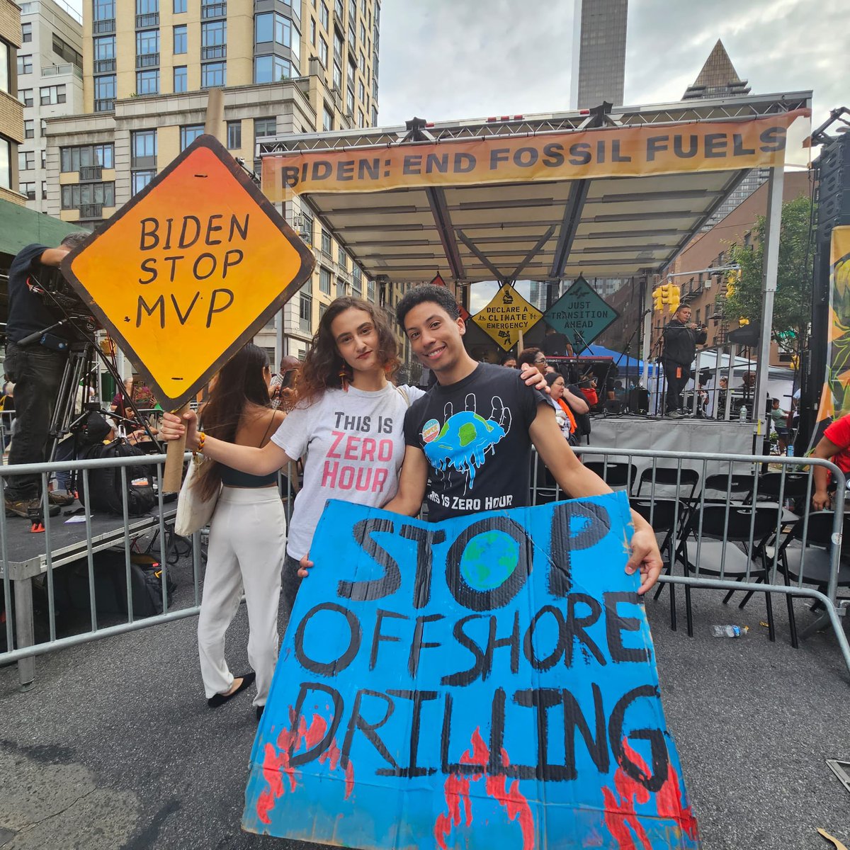 Jamie_Margolin's tweet photo. @ThisIsZeroHour @nadiabaltimore @ZanageeArtis @kalalight @ClimateNexus @guardianeco @ClimateHuman @FFF_NYC_ @FightFossils @risingtothrive @democracynow @DefendOurFuture @grist @AtmosMag @standearth @yesmagazine It’s nice to see the friends I’ve organized with since childhood but it’s also disturbing that year after year after year we keep showing up to these mobilizations, with more crucial time and battles against the #climatecrisis lost.
#ThisIsZeroHour #MarchToEndFossilFuels https://t.co/fMAsXNmK68