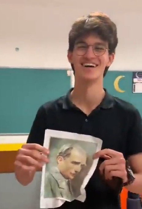 Gülşen’i
“İmam Hatip'te okumuş daha önce kendisi, sapıklığı oradan geliyor'  sözleriyle yargılayanlar, o sapığı bulduk şimdi bu soysuzu yargılayabilirsiz.

#eminsoyyiğittutuklansın