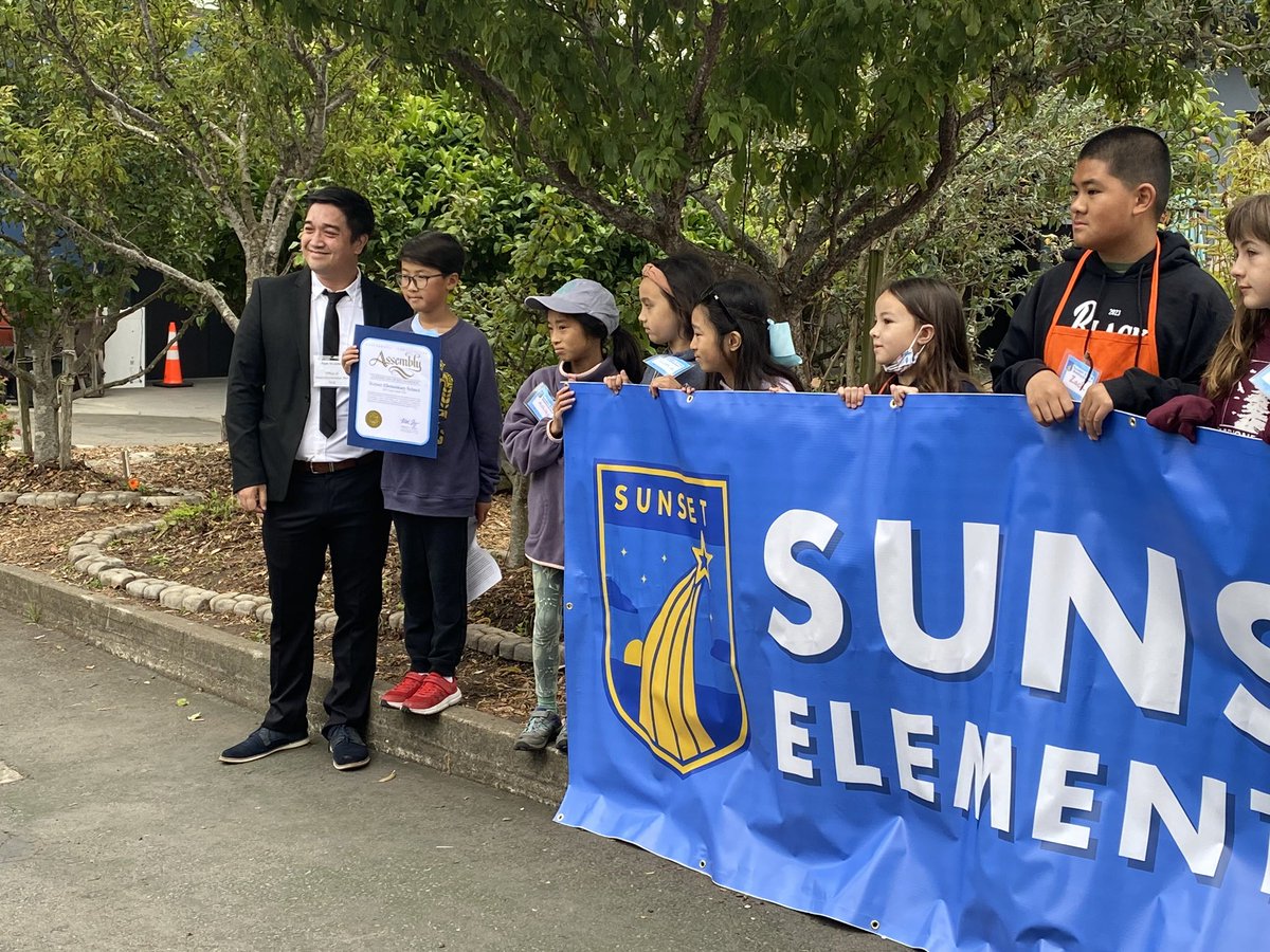 The #GreenStridesTour visited my district today to honor @SFUnified for their environmental efforts, incl infrastructure upgrades, green schoolyards & waste-diversion programs. A.P. Giannini Middle & Sunset Elementary were highlighted! #EDGreenRibbon #SchoolsForClimateSolutions