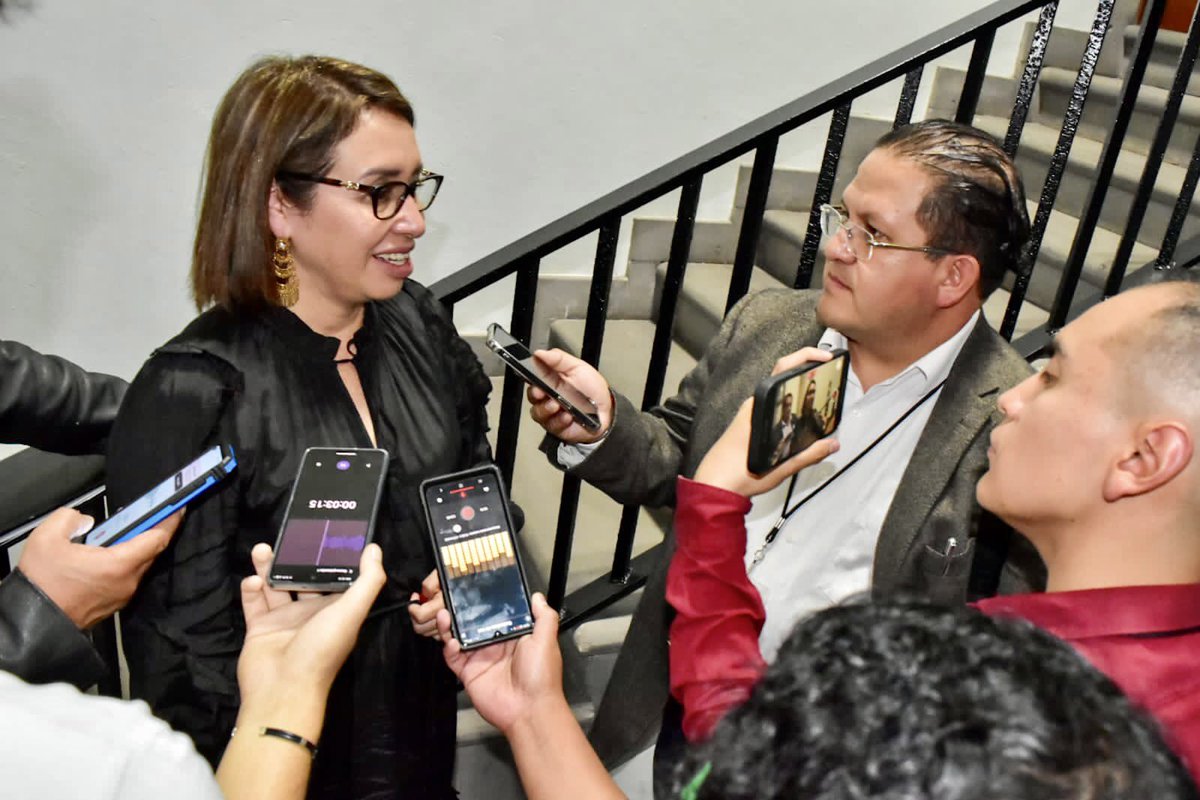 azucenacisneros's tweet photo. Siempre es un placer atender a mis compañeros de los medios de comunicación después de finalizar la sesión. ¡Les deseo una tarde excelente!

#AzucenaEs
#TuEstadoDeBienestar
#PorElPoderDeServir https://t.co/Ui3DyNuGl2