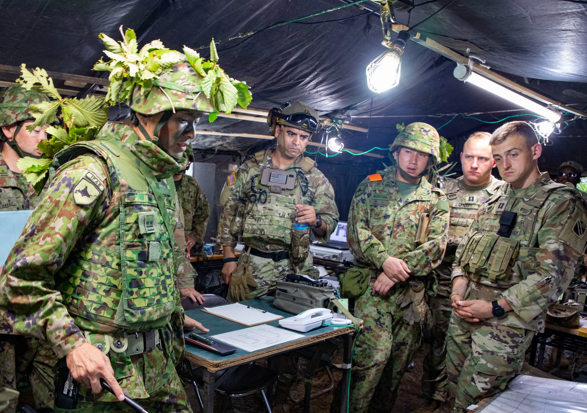 USPACOM's tweet photo. 🇺🇸–🇯🇵

@USARPAC #Soldiers conduct a knowledge exchange with @JGSDF_pr during #OrientShield23.

#OrientShield23 enables 🇺🇸–🇯🇵 to strengthen interoperability and build on capabilities to support #FriendsPartnersAllies in the #FreeAndOpenIndoPacific.

📸: SSgt Ryan Gay https://t.co/JES6nuKJlE