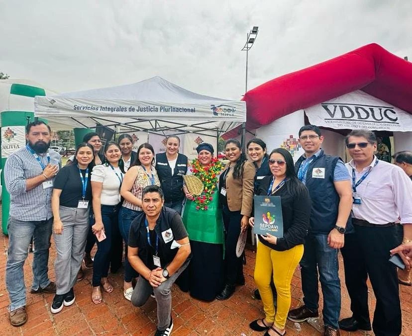 JusticiaBol's tweet photo. El @MinJusticiaBol participó de la Feria Multisectorial Plurinacional a través del Viceministerio de Defensa de los Derechos del Usuario y Consumidor, y de sus direcciones departamentales, además de los servicios que ofrece el #SEPDEP, #RPA, #SEPDAVI y los #SIJPLU Santa Cruz. https://t.co/n5d6p6sCQ8