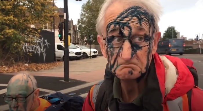 🇬🇧 Protestors blocking the road were sprayed with ink to protest their protest. 

They really don’t like their own medicine.