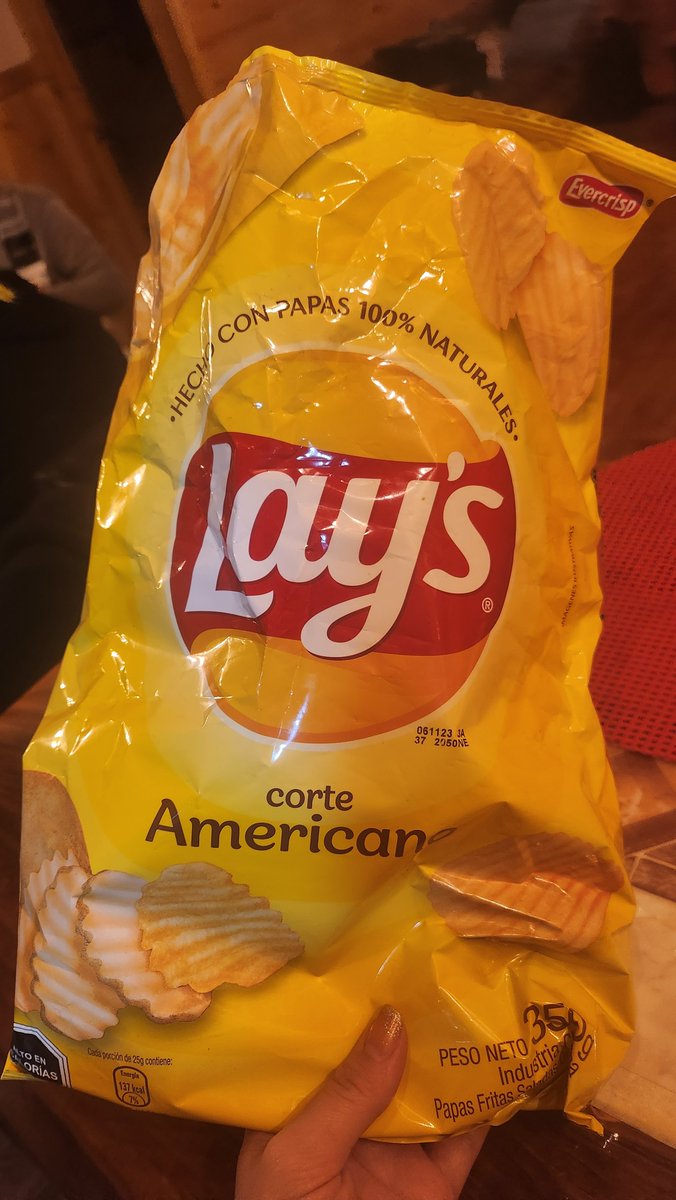 Valsilprot's tweet photo. @LaysChile me salieron todas las papas quemadas 🤢 https://t.co/s5U9NJkP7a
