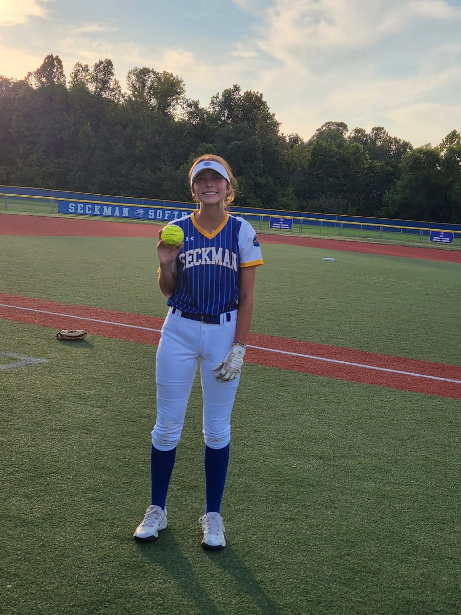 bantle_payton's tweet photo. Bomb #3 last night and #4 tonight!! We won both games! @seckmansoftball https://t.co/zxTSqRj6a8