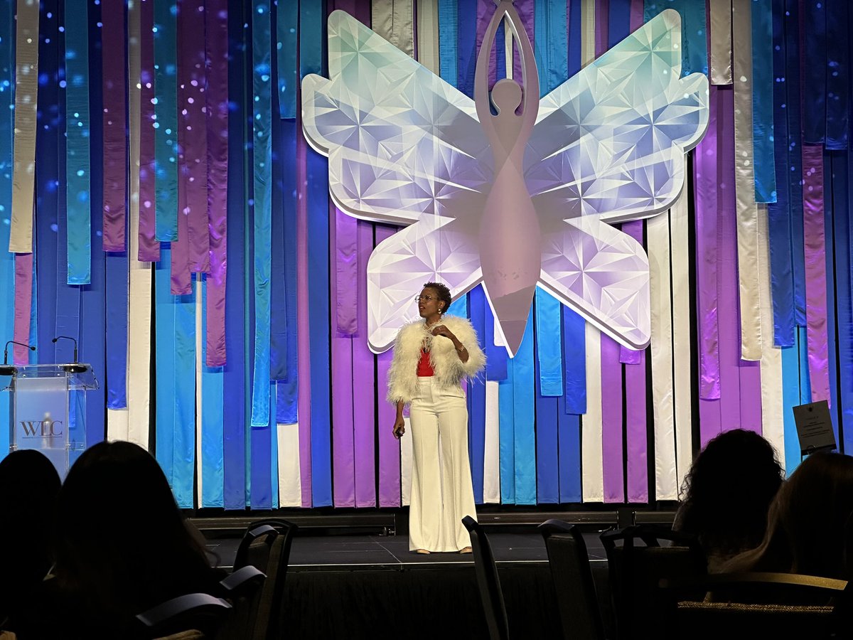 Getting inspired by Dethra Giles during her main stage presentation, Living the GUD Life of Success ✨