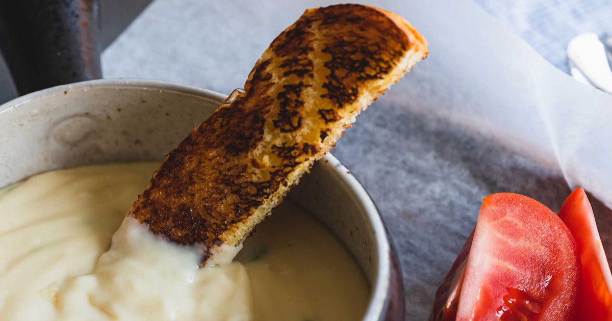 Here’s one to keep in mind for the cooler days ahead: a fondue-like cheese dish that gets a splash of barleywine and is sure to help keep you warm. beerandbrewing.com/cooking-with-b…