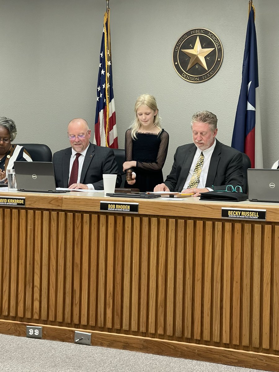 Michael K. calls the September School Board to order. @lamarleadeb