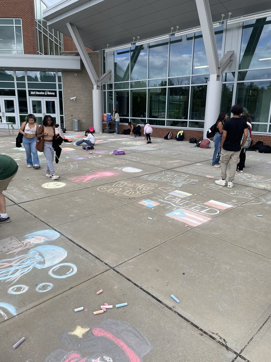 DaveMontemurro's tweet image. Chalk the walk.  Amazing messages from our students. @straubmhs @Donewaldj @missciotto @BronkMPS @MeridenK12
