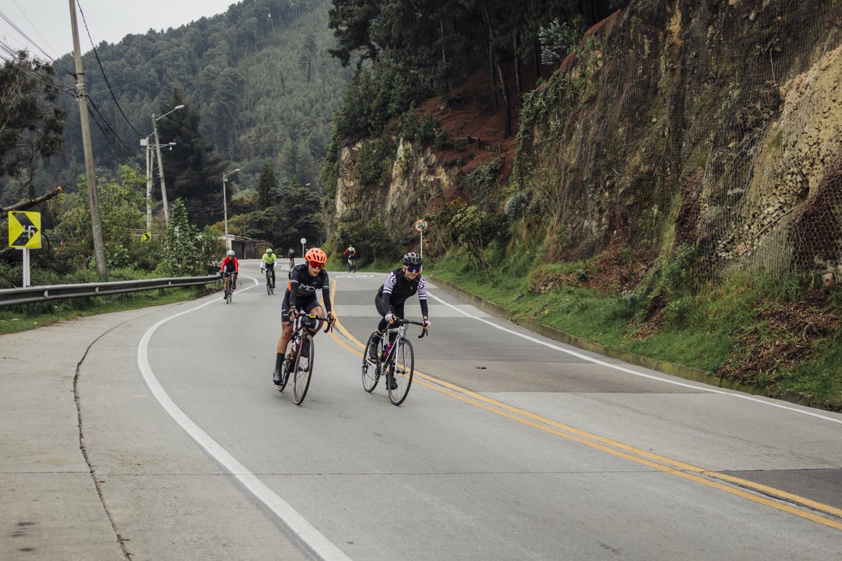 LuisaGuevaraL's tweet photo. Un recuerdito de un día largo y feliz en patios 🫶🏽.
Haciéndome la que no respiro subiendo 😮💨 y bajando botando el aire dizque silbando 😗.
📸. @InkDustrial
#tbt #throwbackthursday #friends #cycling #cyclinglife #cyclingphotos #cyclingmemories #cyclingfriends #altodepatios https://t.co/9WAbJK2tOw