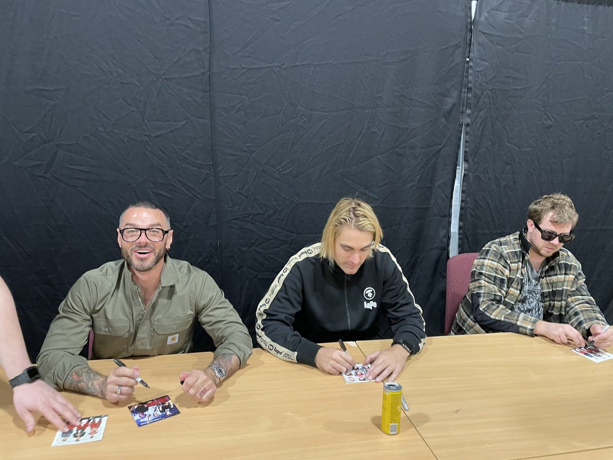 usergod19's tweet photo. @mattjwillis  loved telling you about my son earlier when we met you guys! All you guys are awesome! @CharlieSimpson @JamesBourne 
Absolutely loved the show too can’t wait to show Alfie the videos and give him his T-shirt
Thank you coming to Aberdeen @Busted #backyard #year3000 https://t.co/qsA2NBK2Ek