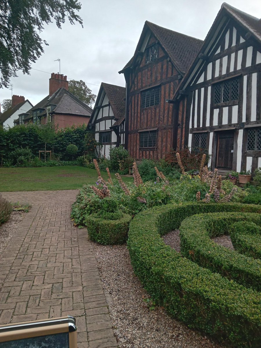 It was my great pleasure to read from the Wightwick Princesses anthology at Selly Manor #women #WomensHistoryMonth #southasiandaily