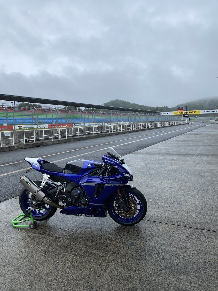 satoshiYZFR's tweet photo. 着いたけどここだけ路面濡れてる
すぐ乾くやろ😊

#滋賀スーパースポーツレーシング
#ヤマハが好きだ
#バイクが好きだ
#バイク好きな人と繋がりたい 
#yzfr1
#yzfr1m https://t.co/7bmjKFIjmc