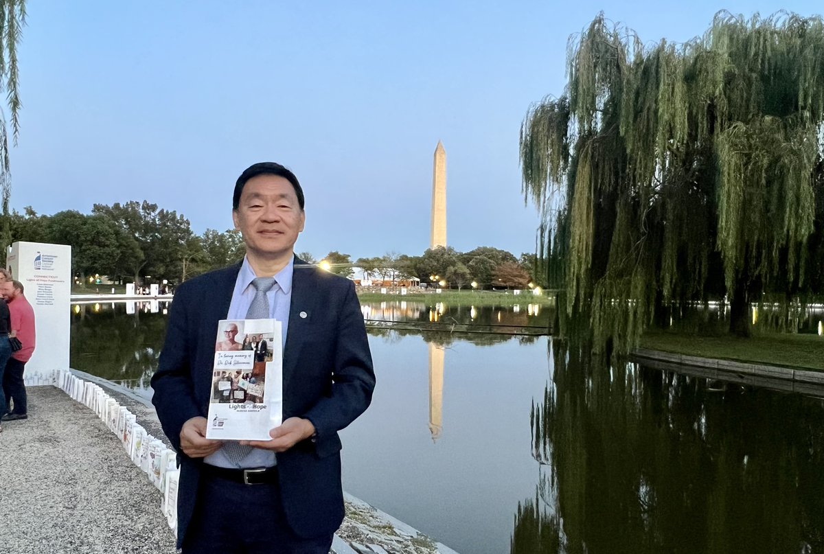 PatrickHwuMD's tweet image. Honoring and remembering my former student, Dr. Deb Silverman, at @ACSCAN's 13th Annual Lights of Hope event in D.C. tonight. Our work continues for the patients of today, the patients of tomorrow and those taken too soon. 🕯💙 #MoffittDCFlyIn #LightsofHope @deb_silverman