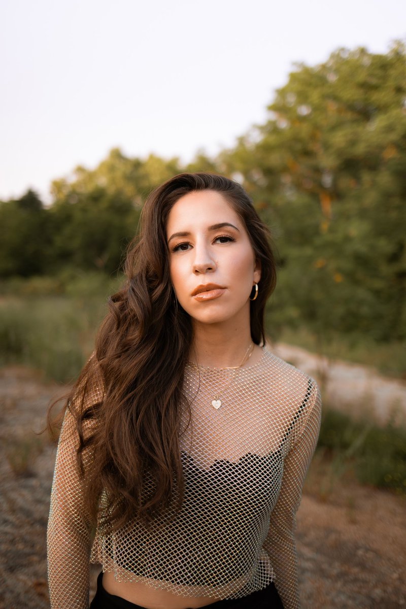 ✨✨I think it’s about time for some new music, what do you think?✨✨ I’ve been working really hard writing new songs and recording in the studio, just being my artistic self and loving it!!
•
•
•
📸by: Wendy Wei
💄by: Erin Winn
#singersongwriter #newmusic