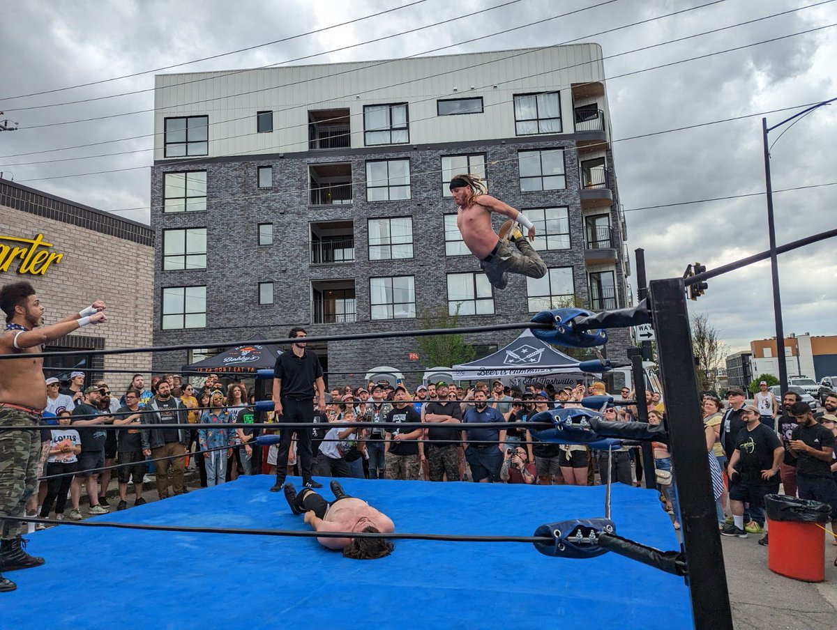 Retinal Wrestling tweet media
