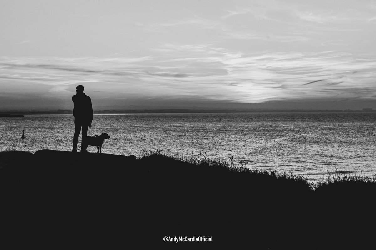 Nice black & white silhouette of man & his best friend over the South Gare 🩷🐶📸 
#beautifulteesside #AutismAwareness #sunset #beautifulsunset #teesside #redcar #southgare #dogsoftwitter
