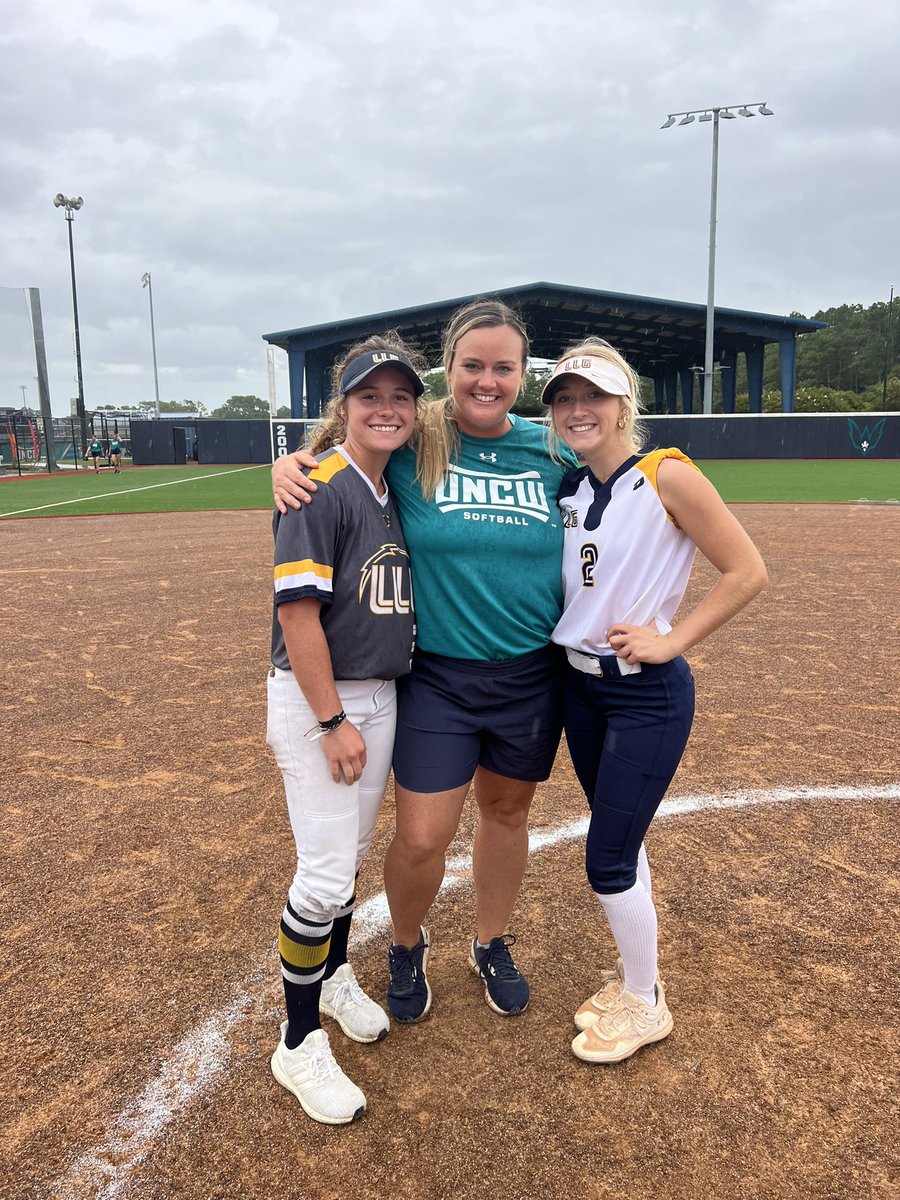 _morganweaver's tweet photo. I had an amazing time this weekend at UNCW for @UNCWsbcamp the campus is so beautiful, I can’t wait to be back soon!! 🩵🤍🩵🤍 @UNCWsoftball @AshleyWadeUNCW @AbbeyLatham @Org_LLG @LadyLightningG2 @LLGCOACH @AltiersMaddy @zgodard17 https://t.co/xY708PdG5Q