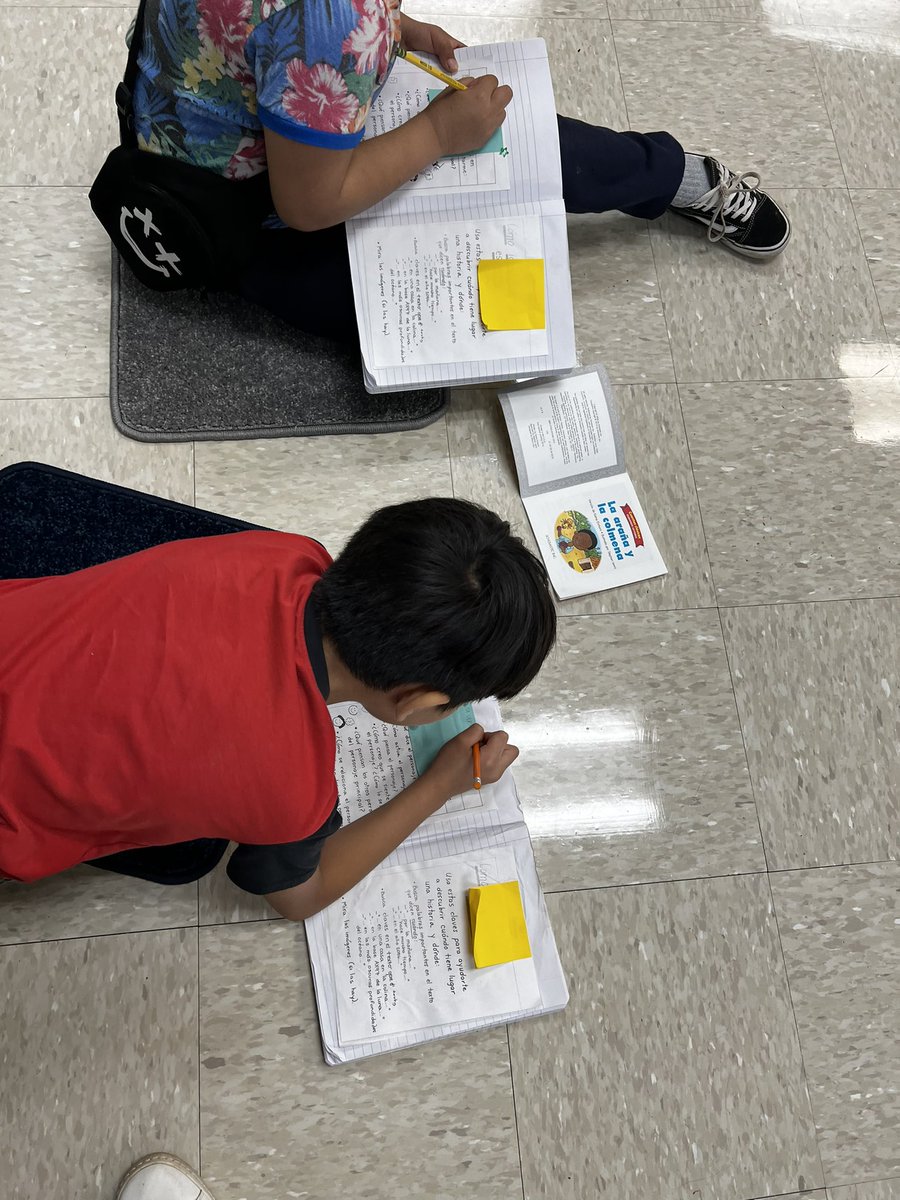 Michelle03748's tweet photo. Putting reading workshop(el taller del lector) into practice today by highlighting characters and setting. @north_dover @PublicDover https://t.co/pF6OWI5jS4